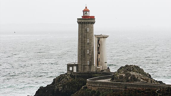 Ein Leuchtturm an der Felsenküste
